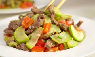 Кабачки с жареной говядиной по-китайски