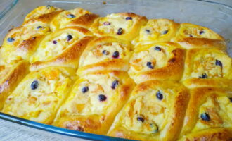 Пуховые пирожки с абрикосами и творогом