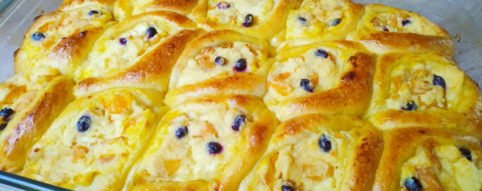 Пуховые пирожки с абрикосами и творогом