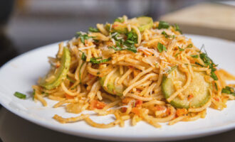 Макароны с овощами по-летнему