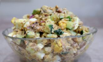 Салат с сайрой, яйцом и огурцом