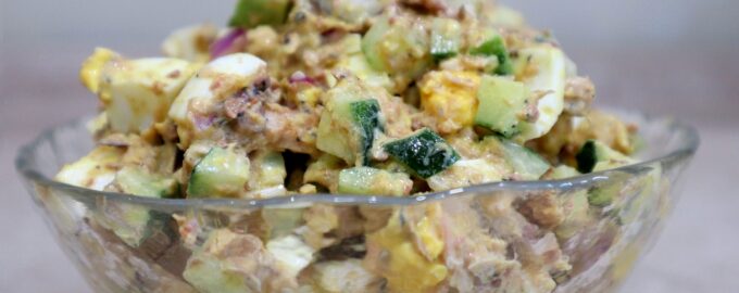 Салат с сайрой, яйцом и огурцом