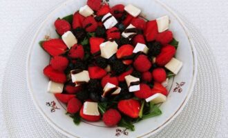 Салат с рукколой, мягким сыром и ягодами