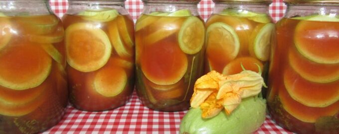 Консервированные кабачки с кетчупом чили