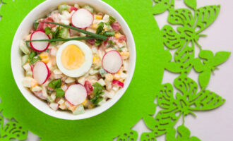 Салат с кукурузой и яйцом