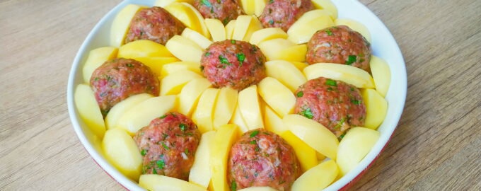 Горячее блюдо из картофеля и фарша в духовке
