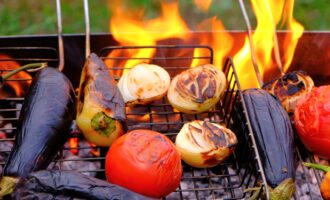 Кавсказский аджапсандал — теплый салат с баклажанами, томатами и перцем