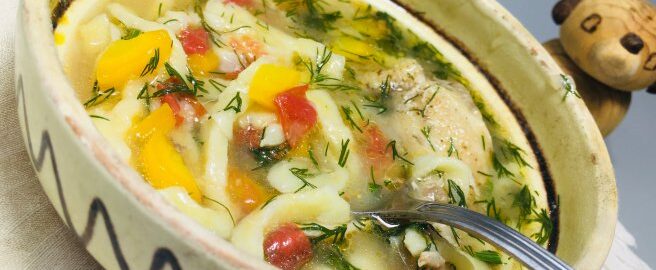 Куриный суп с домашней лапшой и фасолью