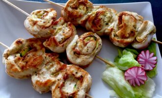 Куриные шашлычки с беконом и цуккини