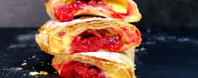 Вкусный ленивый пирог из лаваша с вишней и заварным кремом