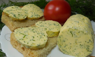 Ароматное сливочное масло с укропом и чесноком