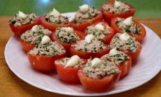 Закуска из фаршированных тунцом помидоров