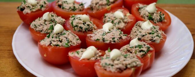 Закуска из фаршированных тунцом помидоров