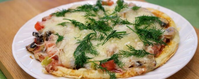 Быстрая пицца с грибами на сковороде