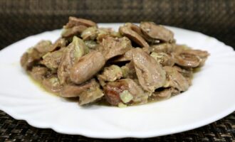 Куриные сердечки с луком на сковороде