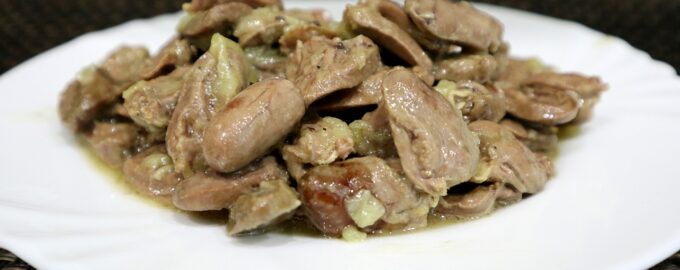 Куриные сердечки с луком на сковороде