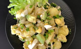 Салат с картофелем, яйцом и авокадо