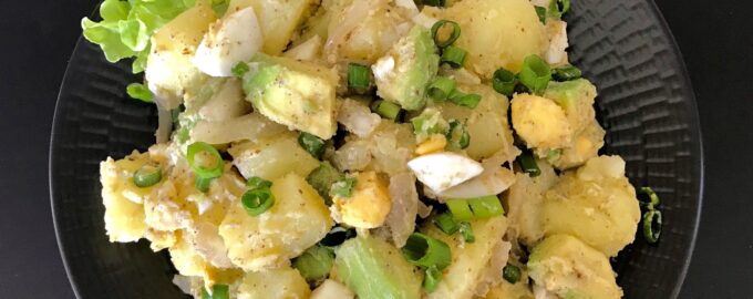 Салат с картофелем, яйцом и авокадо