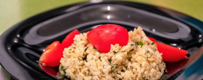 Вкусный завтрак из риса с яйцом