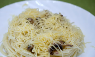 Спагетти с грибами и пармезаном