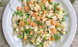 Салат с селедкой, морковью и горошком