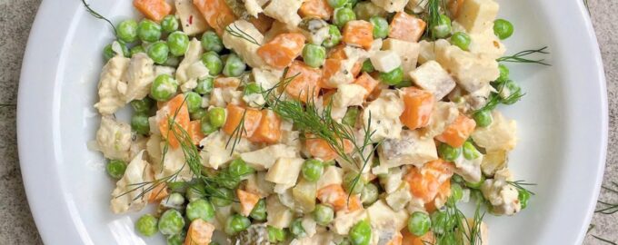 Салат с селедкой, морковью и горошком