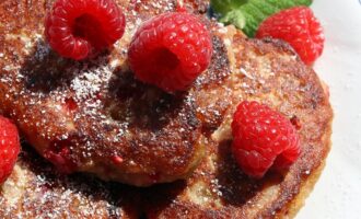 Сырники с бананом и малиной