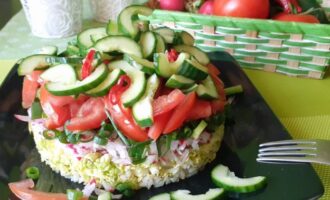 Слоеный салат из свежих овощей
