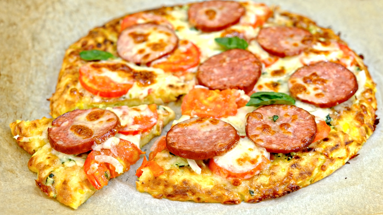 пицца из кабачков на сковороде с колбасой и сыром и помидорами на сковороде рецепт фото 12