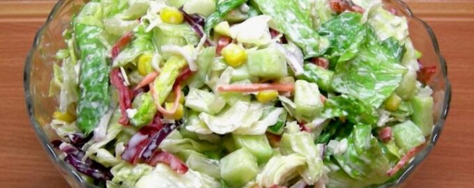 Салат с огурцами, перцем и сельдереем
