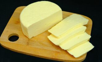 Рецепт сыра из молока, сделайте сами - всего 3 ингредиента и 10 минут вашего времени!