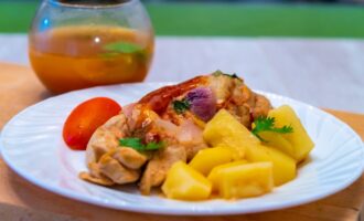 Куриная грудка под острым соусом с яблоками