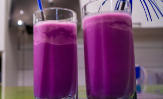 Молочный коктейль с сиропом из черники