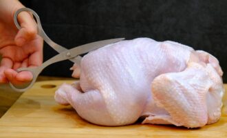 Вырезаем курице хребет