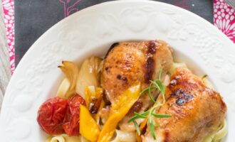 Макароны с запеченной курицей и овощами