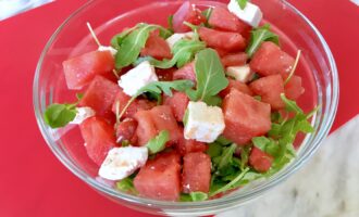 Салат с арбузом и рукколой