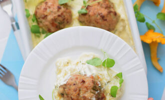 Макаронные гнезда с куриными фрикадельками и лисичками