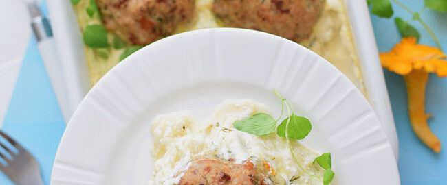Макаронные гнезда с куриными фрикадельками и лисичками