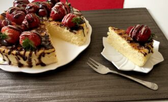Венская ватрушка с клубникой и шоколадом