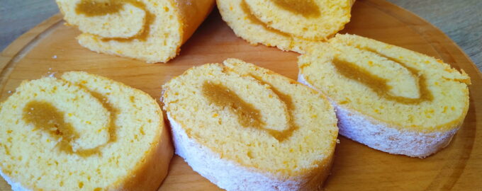 Рецепт очень простого и вкусного рулета с яблоками. Выпекается вместе с начинкой