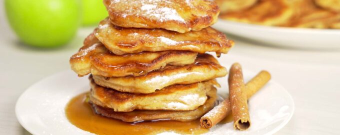 Яблочные оладьи с корицей