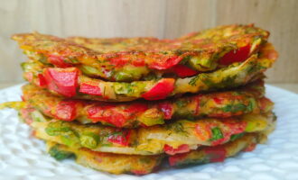Лепешки на сковороде со сладким перцем, зеленым луком и укропом