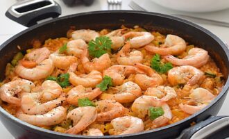 Паэлья с курицей и креветками