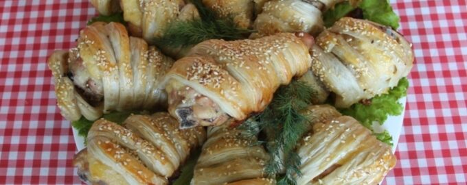 Куриные ножки в слоеном тесте с сыром