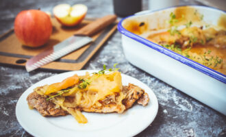 Свинина с луком и яблоками