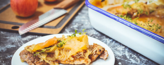 Свинина с луком и яблоками