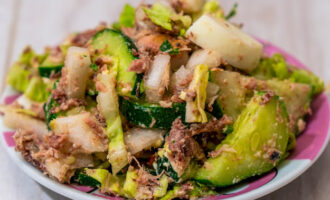 Вкусный летний салат с огурцами и тунцом