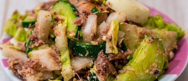 Вкусный летний салат с огурцами и тунцом
