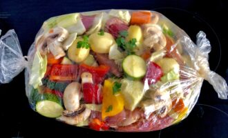 Свинина с овощами в рукаве