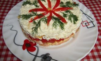 Слоёный салат из лосося и сыра